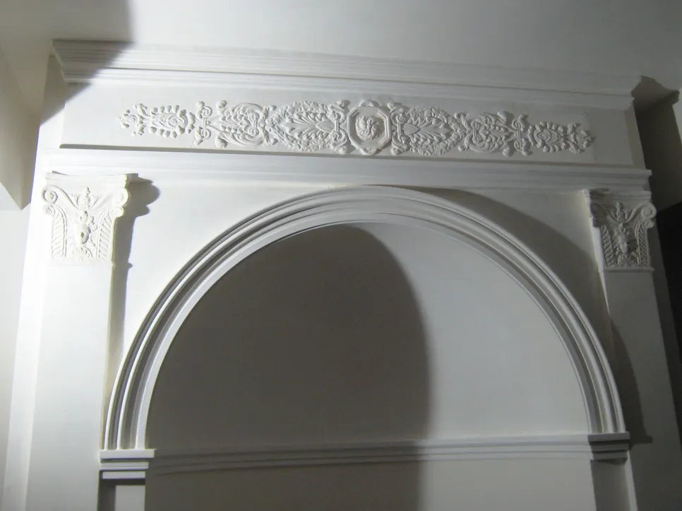 Décor architectural restauré avec des enduits à la chaux