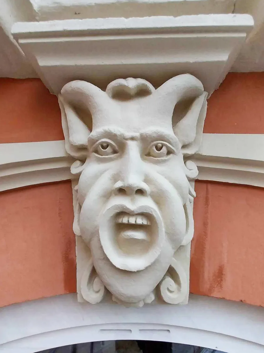 Détail sculpté sur une façade ancienne après intervention de restauration patrimoine