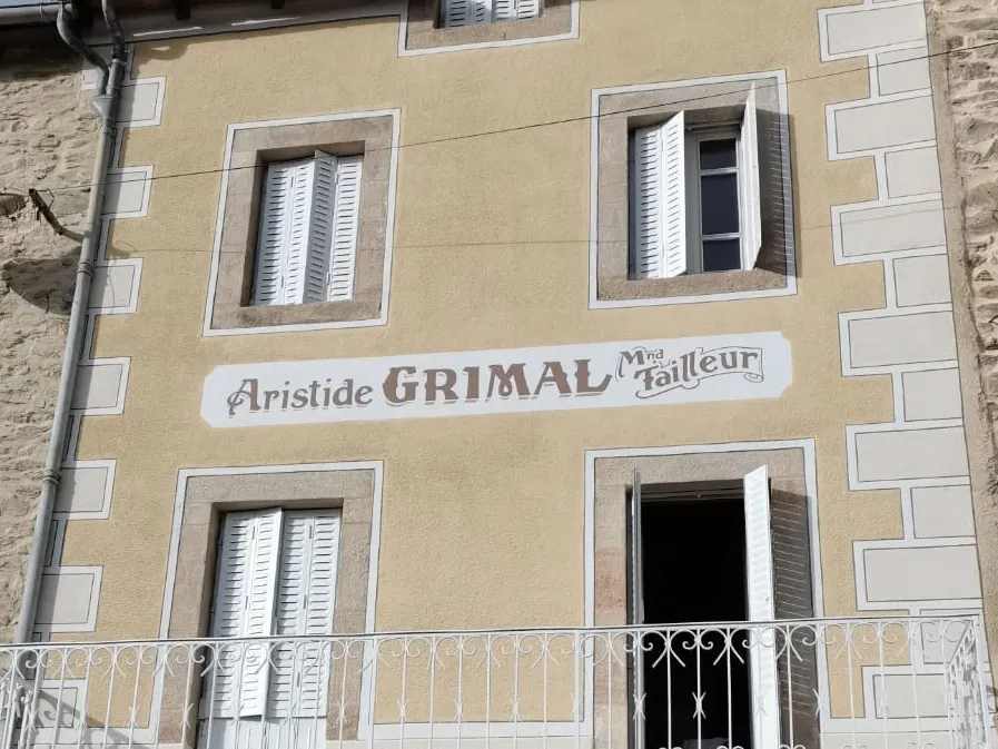 Salle communale de Salles-Curan — Décor peint restitué