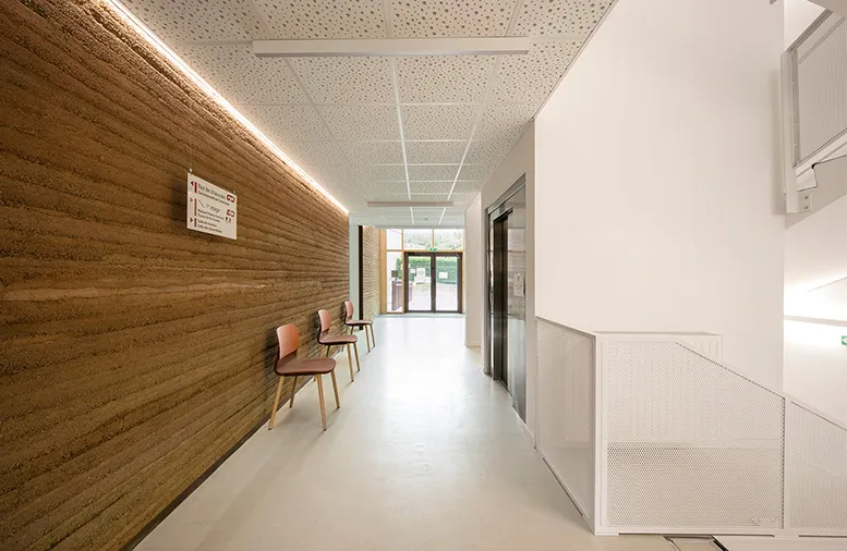 Siège de la Communauté de Communes — Mur en pisé décoratif