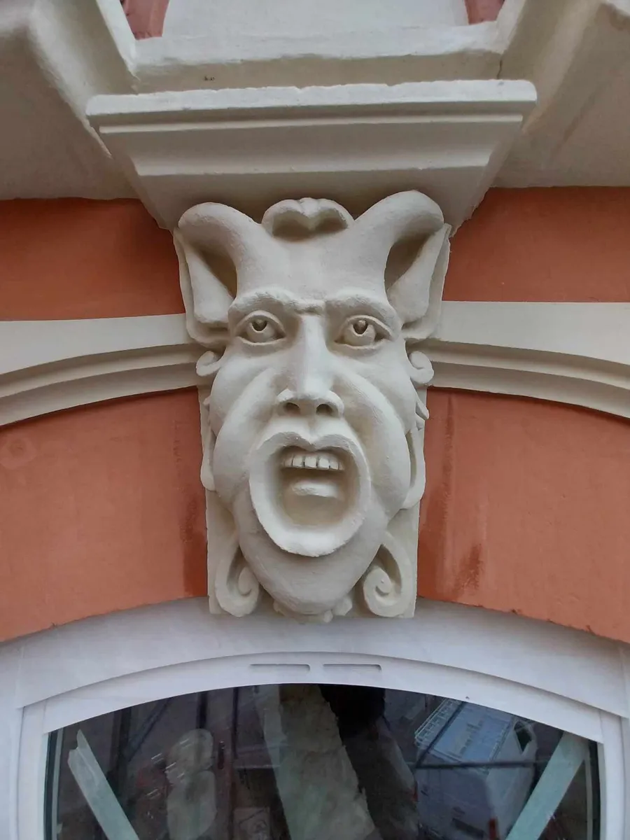 Hôtel particulier à Montauban, clé de voûte sculptée restaurée