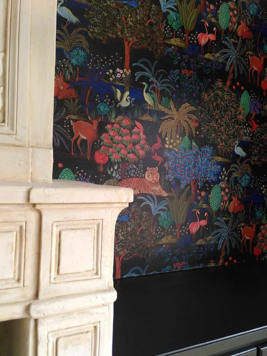 Cheminée en pierre ornée restaurée