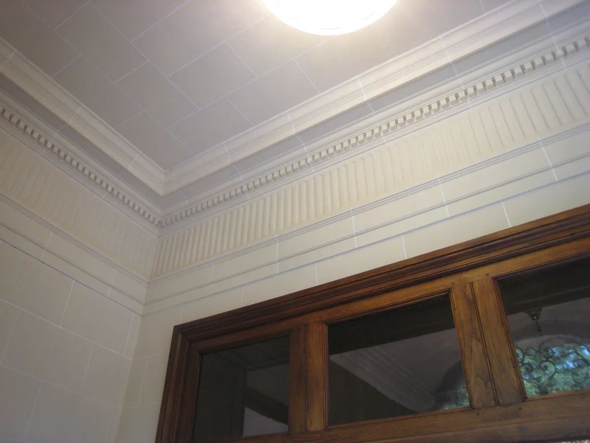 Château Bellevue, hall d’entrée en stuc pierre restitué