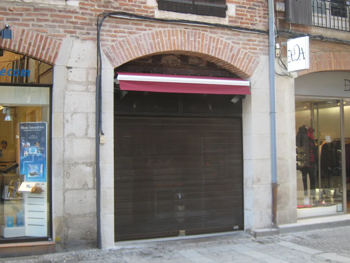 Crêperie en centre-ville d’Albi — Devanture restaurée
