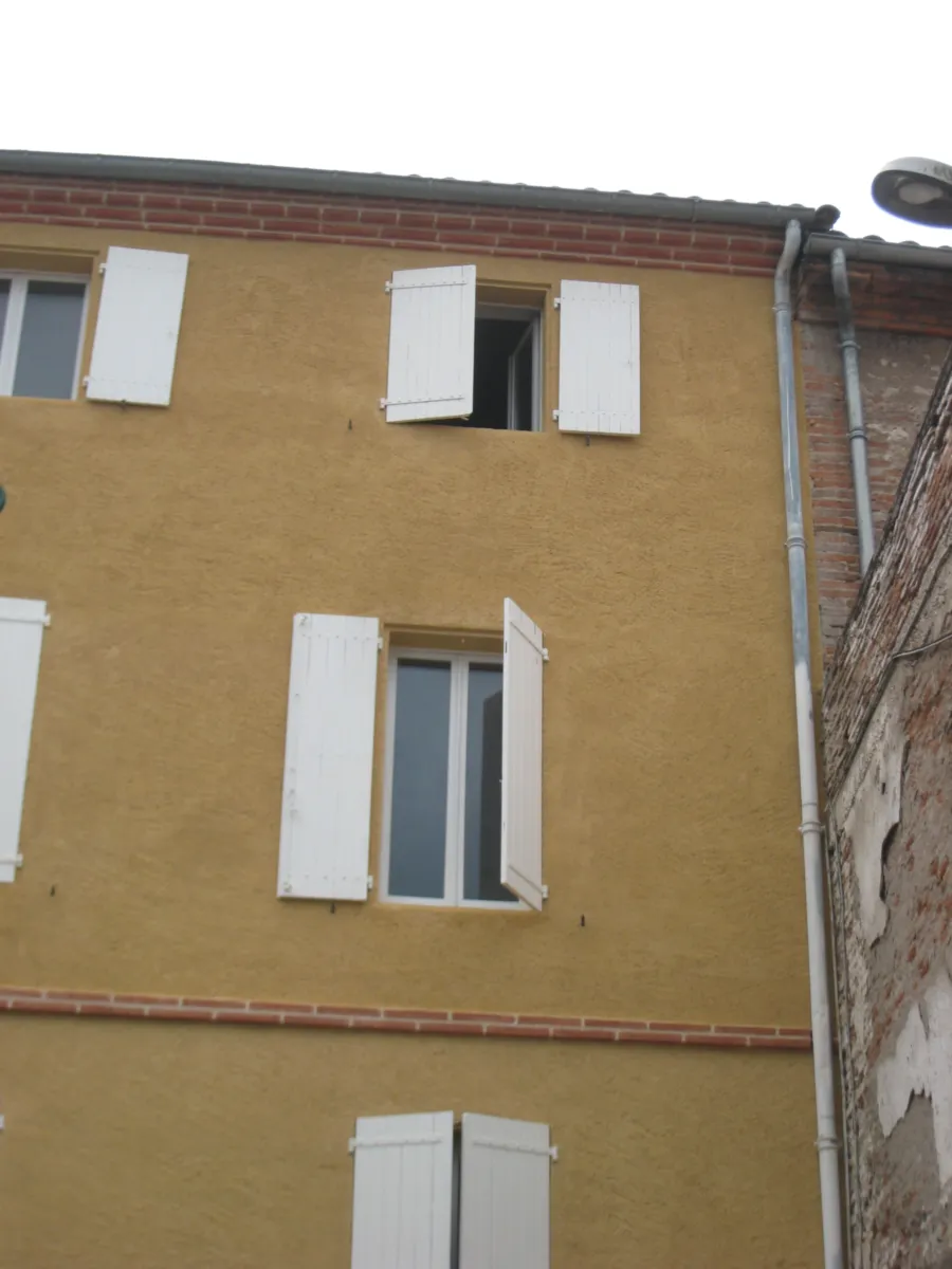 Série de Rivières à Albi — Façade d’immeuble rénovée